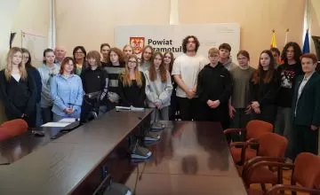 Uczniowie I LO poznali pracę Starostwa